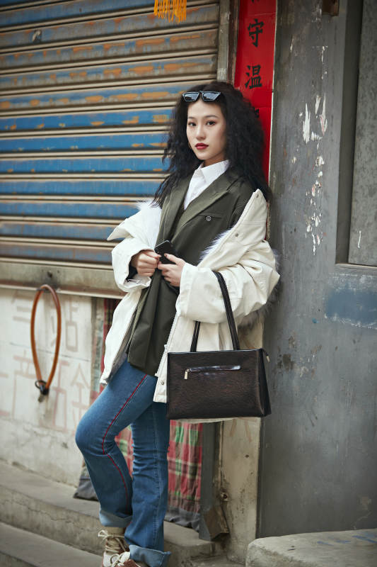 老旧城区里穿着复古港风的美丽清纯少女图片