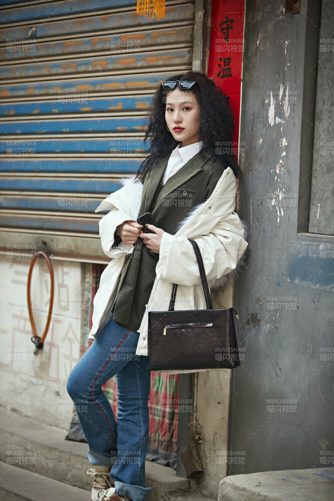 老旧城区里穿着复古港风的美丽清纯少女图片