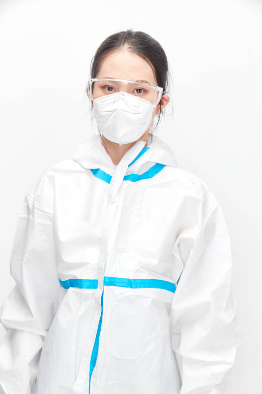 穿白色防护服佩戴护目镜口罩的女性医疗人员图片