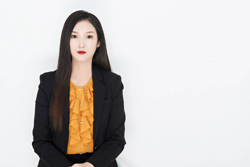 白色背景下的美丽商务女性肖像图片