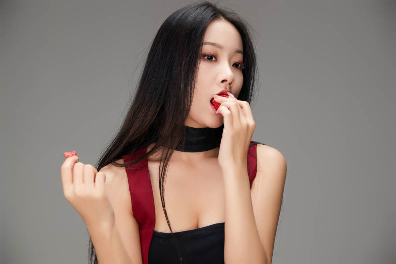 吃水果的亚洲东方长发少女图片