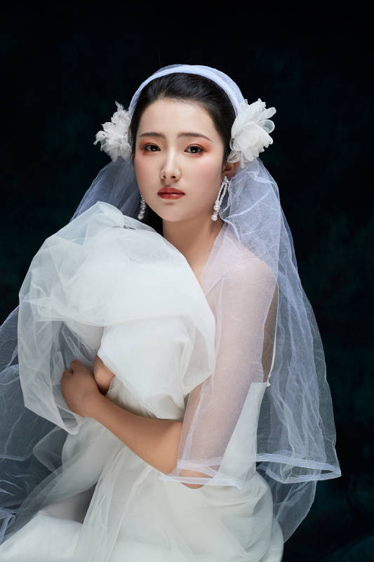 黑色背景下的女性复古婚纱妆面图片