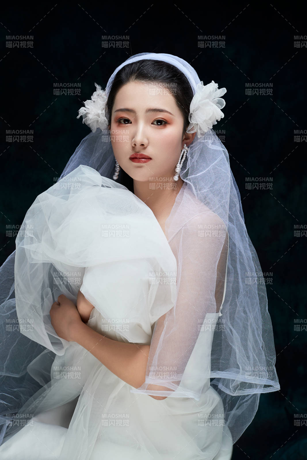 黑色背景下的女性复古婚纱妆面图片
