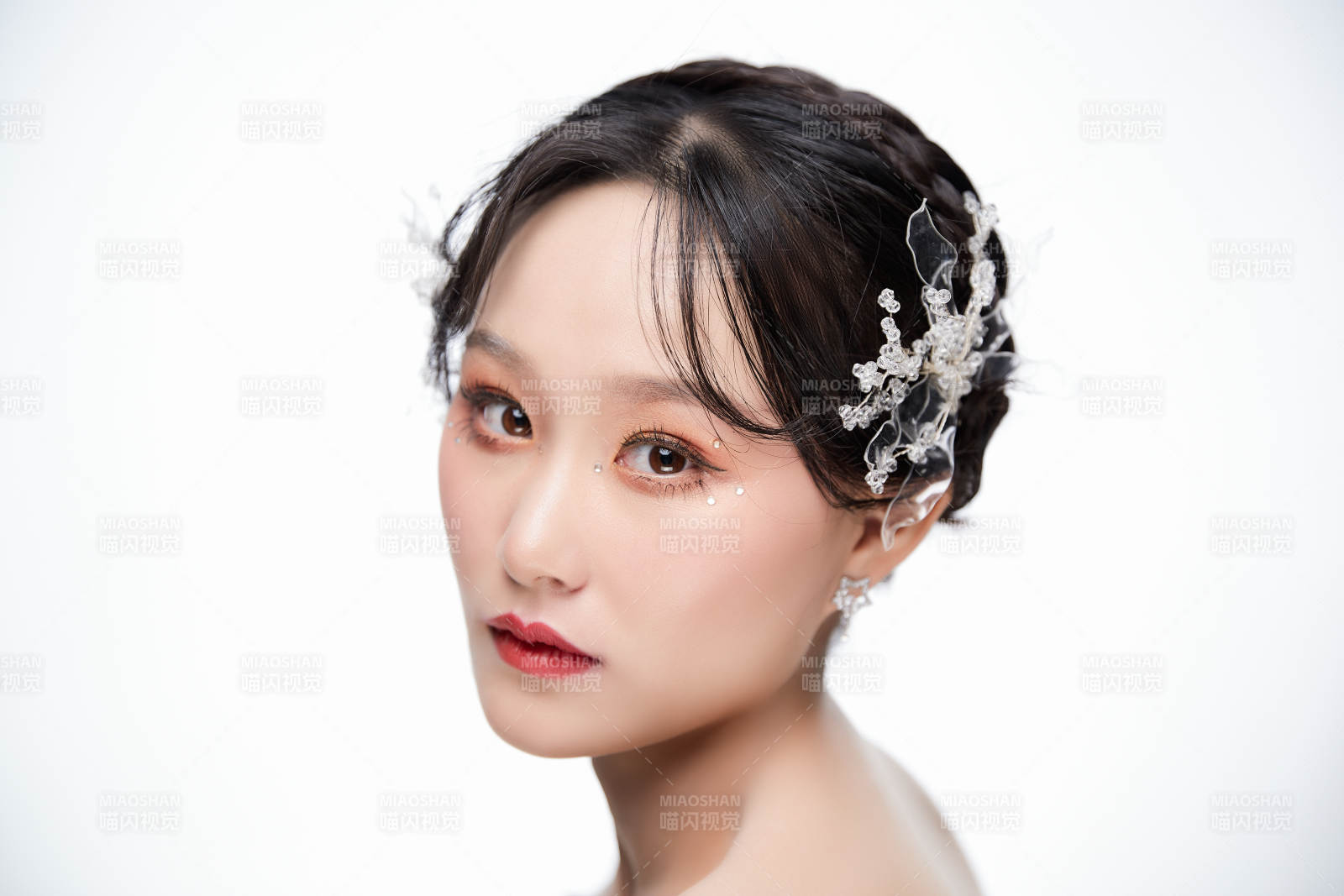女性婚纱妆面图片