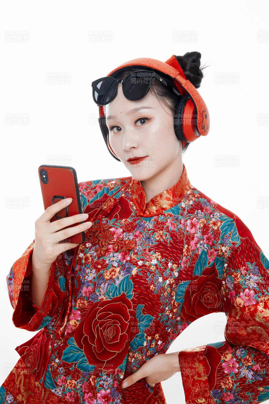 身穿中国传统服饰的青年女性图片