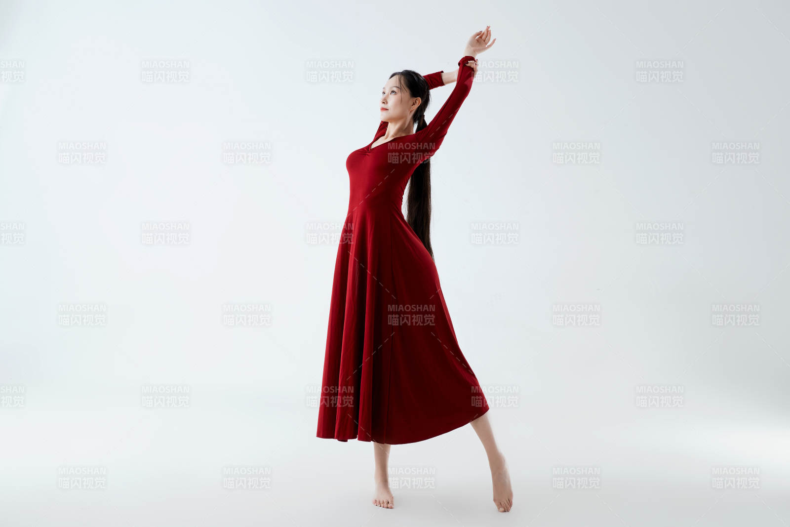 穿着红色长裙翩翩起舞的少女图片