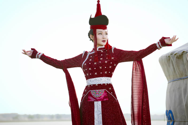 草原上穿着蒙古族传统服饰的亚洲年轻美少女图片