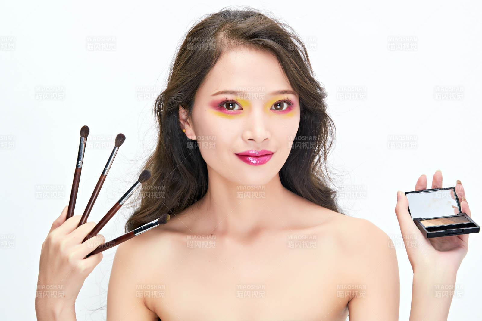 白色背景下棚拍化妆中的美女图片