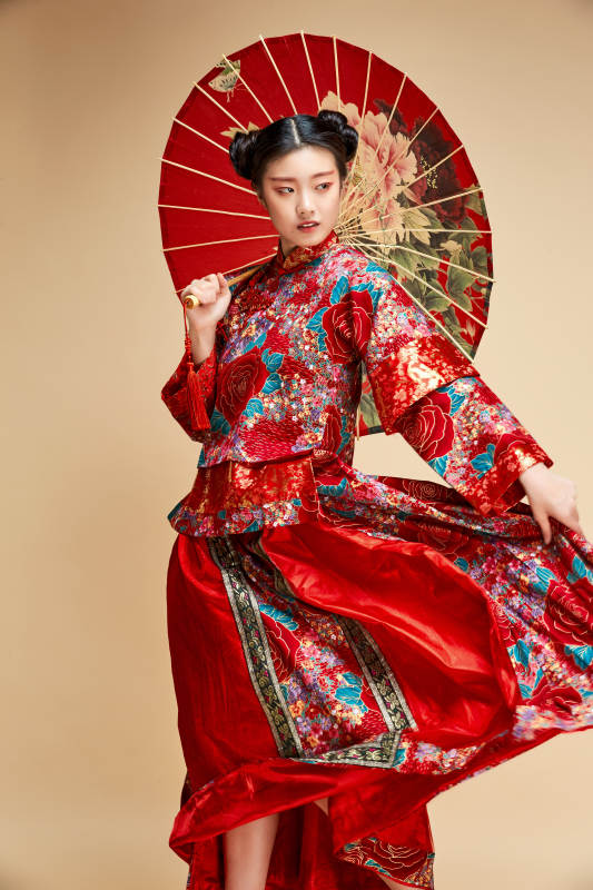 身穿中国秀禾服手撑油纸伞的亚洲女性模特图片