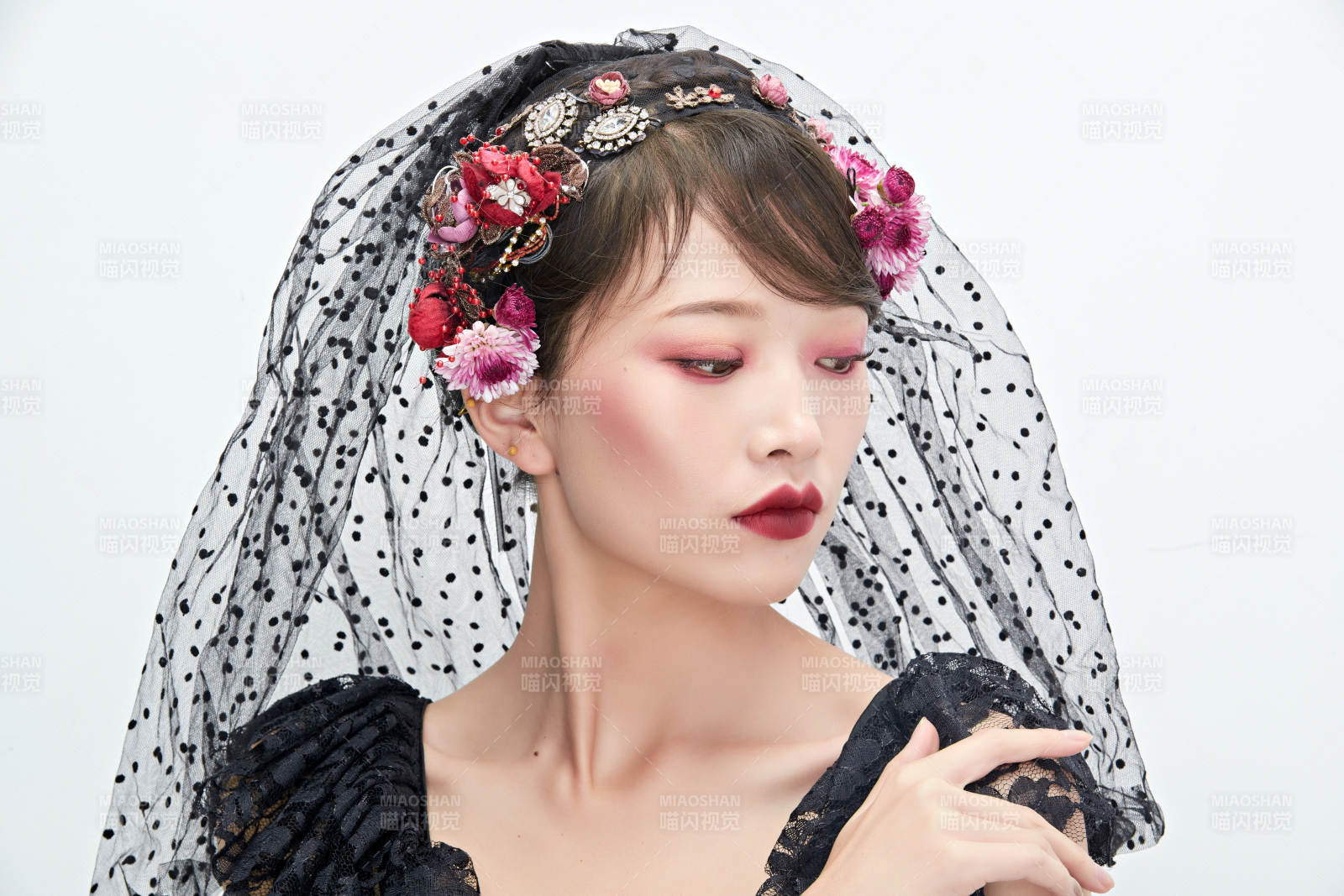 白色背景下的新娘彩妆美女人像图片