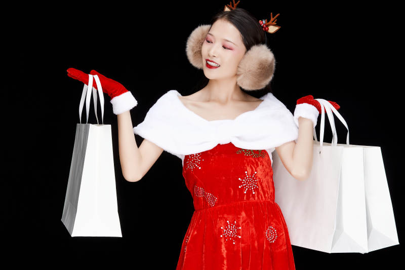 身穿圣诞服饰手提购物袋性感可爱的圣诞女郎图片