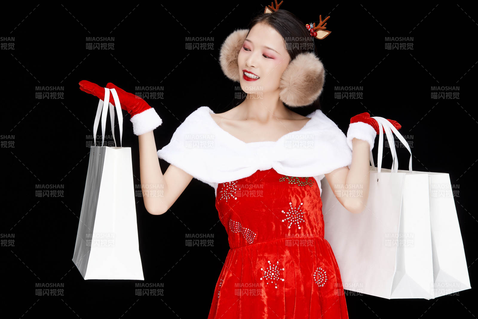 身穿圣诞服饰手提购物袋性感可爱的圣诞女郎图片