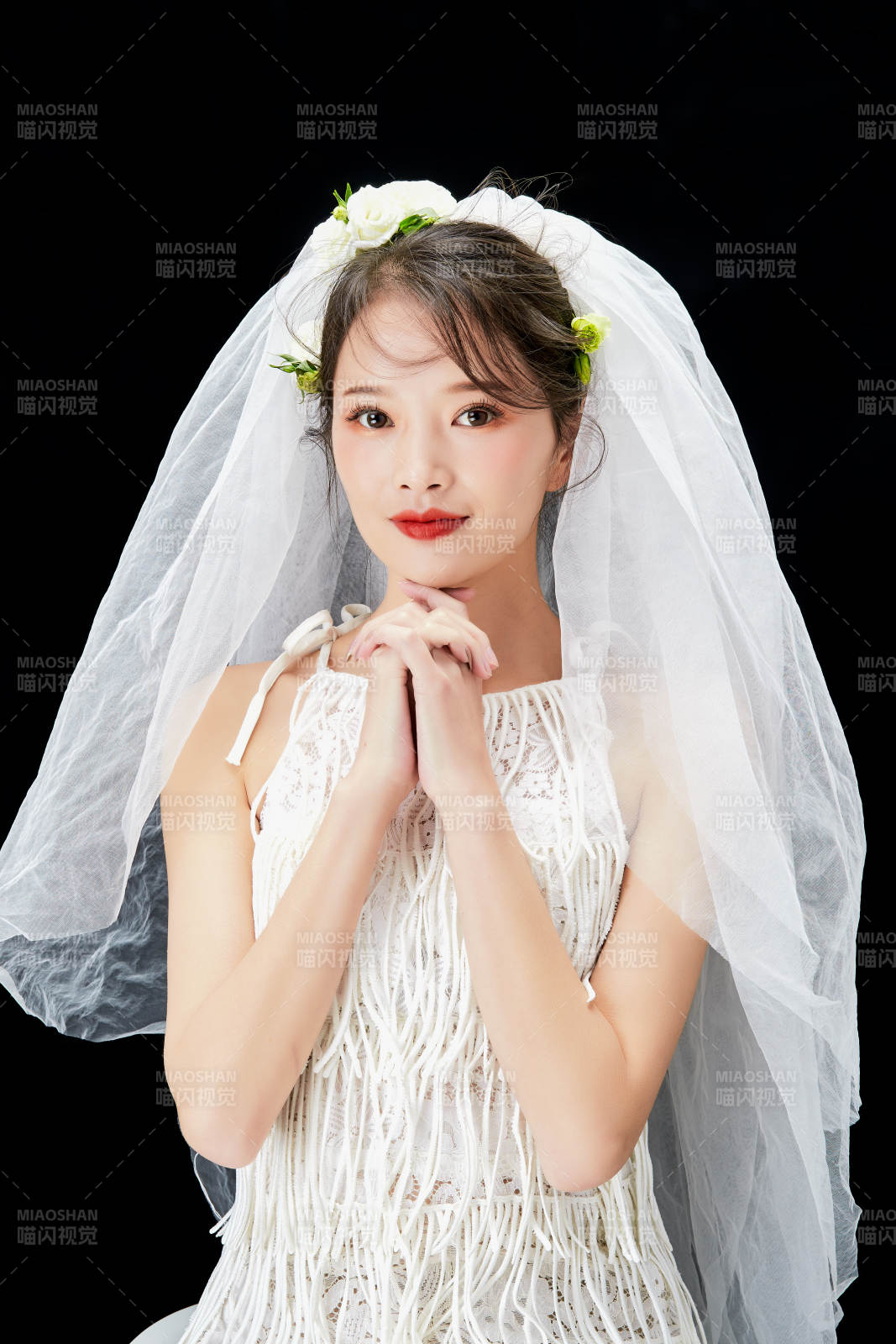 黑色背景下的美妆新娘彩妆人像图片