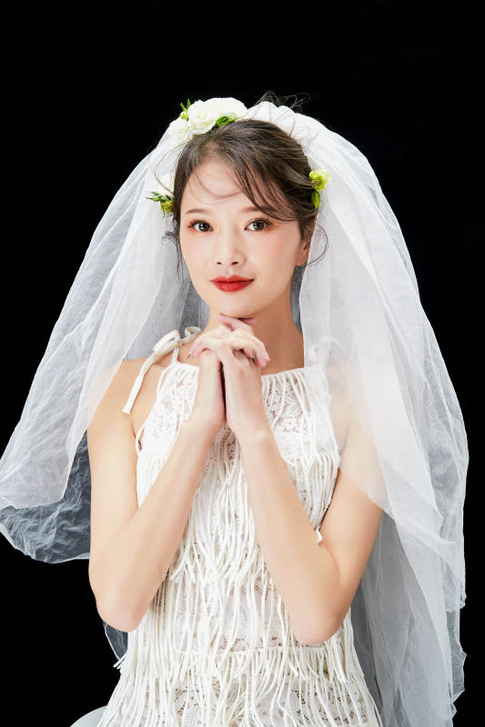 黑色背景下的美妆新娘彩妆人像图片