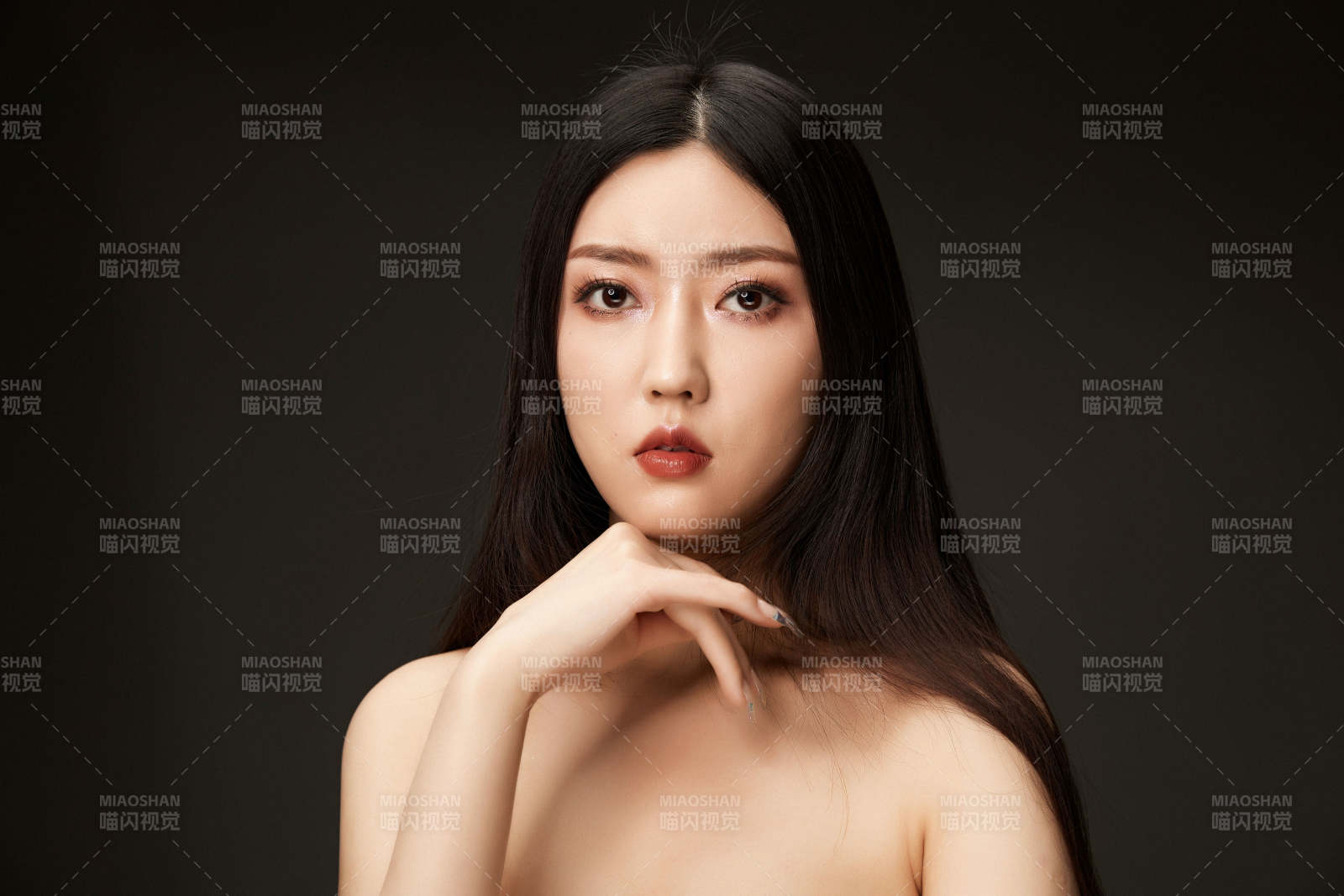 时尚亚洲女性婚纱妆面彩妆图片