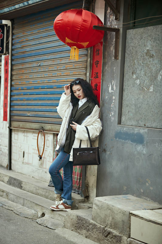 老旧城区里穿着复古港风的美丽清纯少女图片