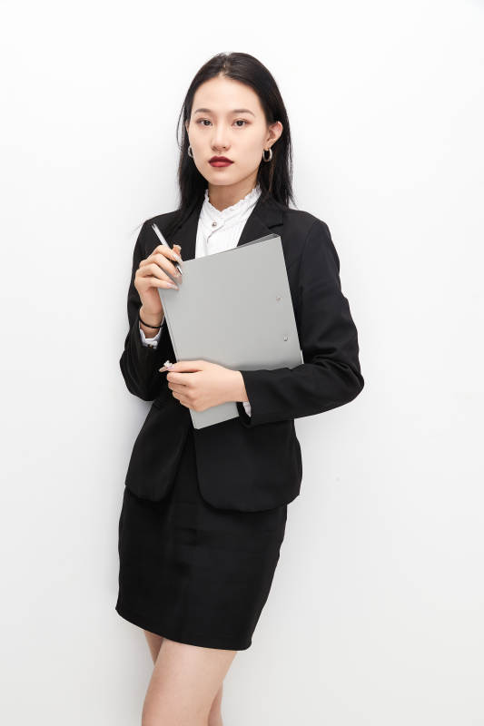 身穿西服拿着文件夹的美丽商务女士图片