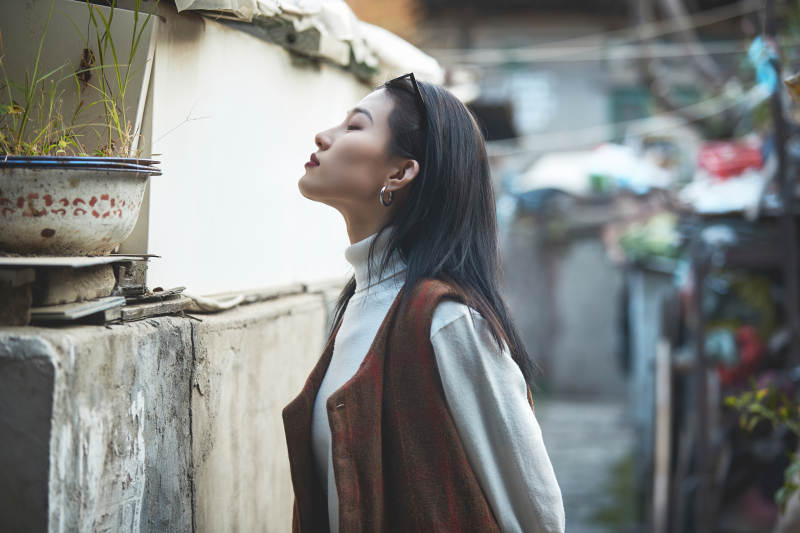 老旧城区里穿着复古港风的美丽清纯少女图片