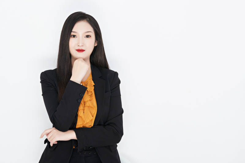 白色背景下的美丽商务女性肖像图片