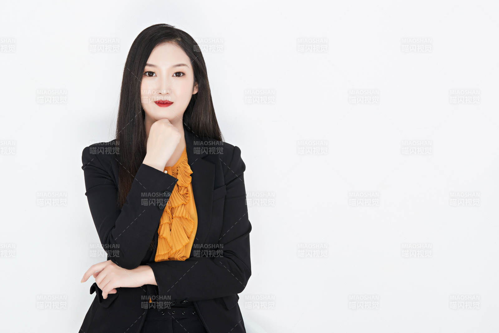 白色背景下的美丽商务女性肖像图片