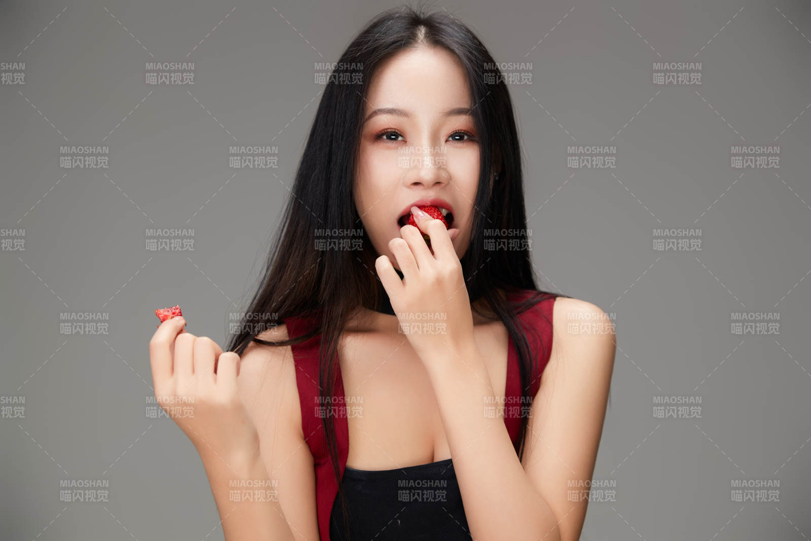 吃水果的亚洲东方长发少女图片