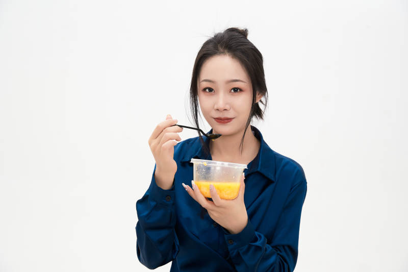 大吃特吃的亚洲可爱少女人像图片