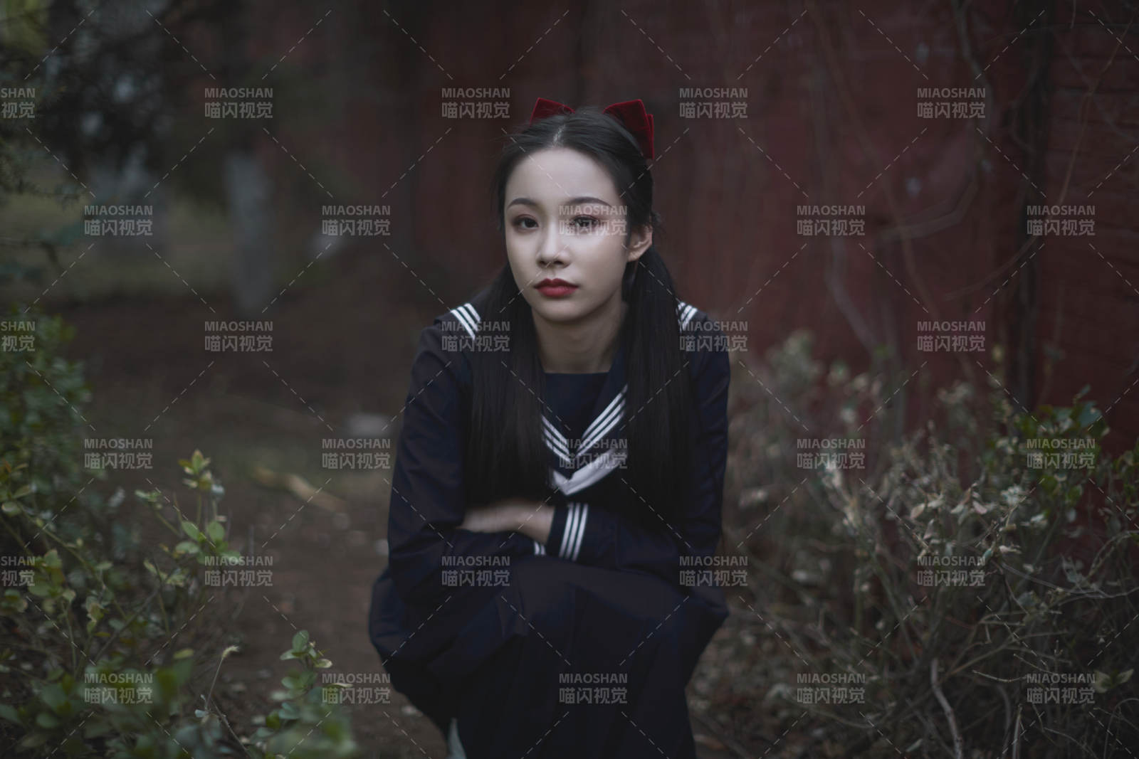 日系户外公园穿jk校服的少女图片