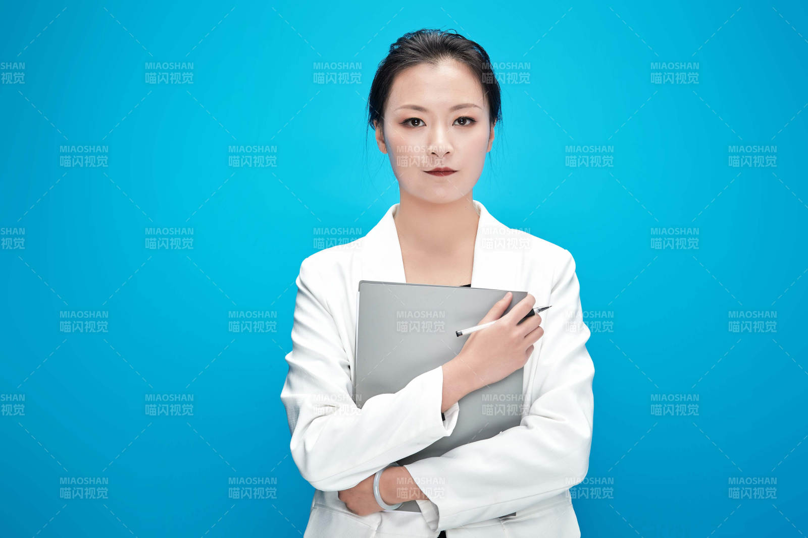 身穿西服拿着手机与文件夹的亚洲商务女士图片