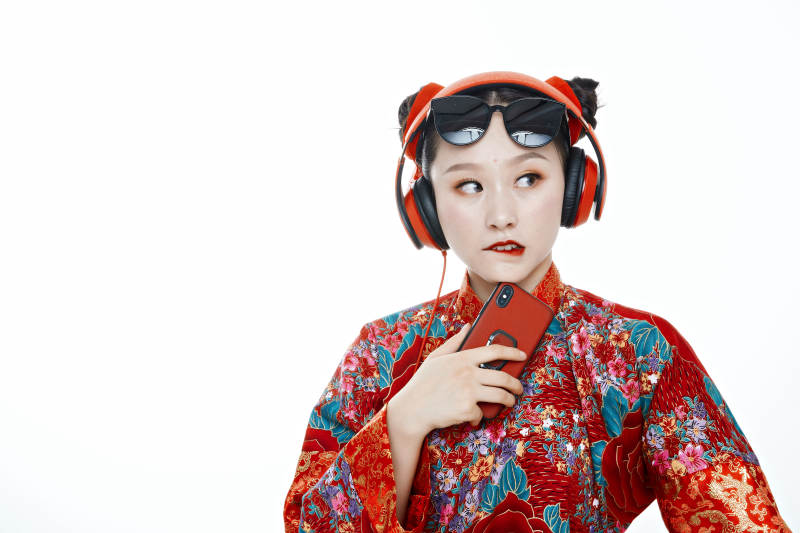 身穿中国传统服饰的青年女性图片