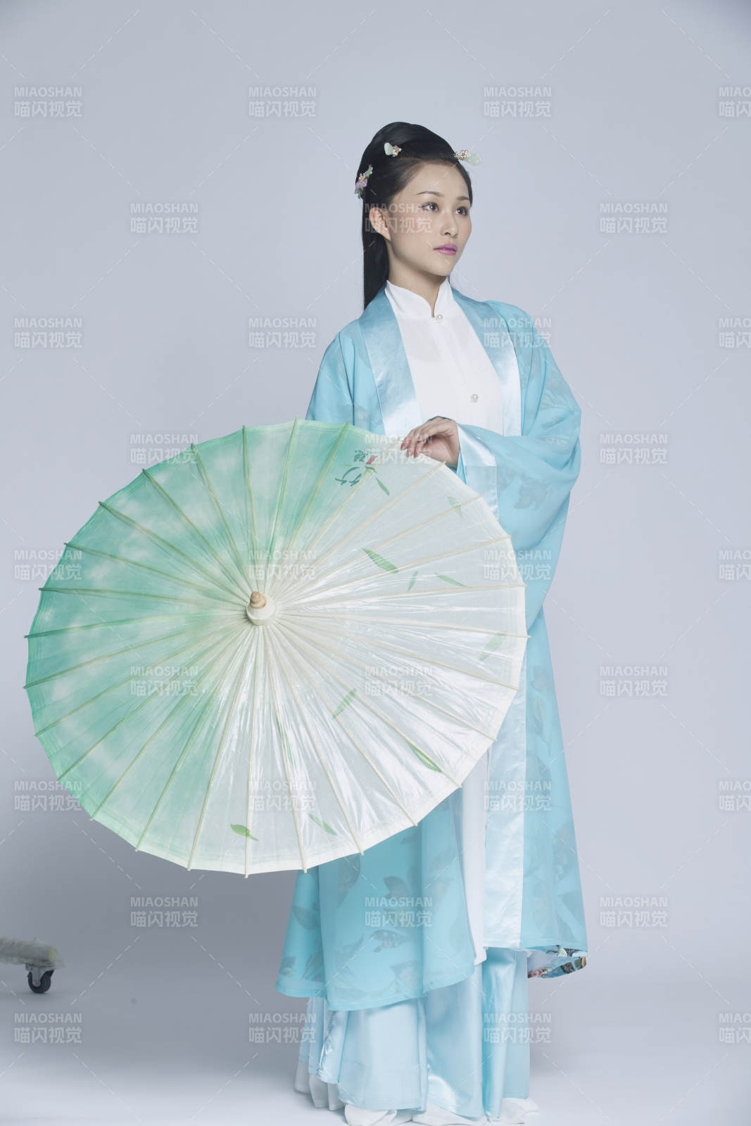 身穿古装的汉服女性人像汉服影棚拍摄图片