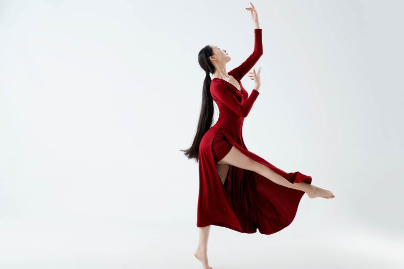 穿着红色长裙翩翩起舞的少女图片