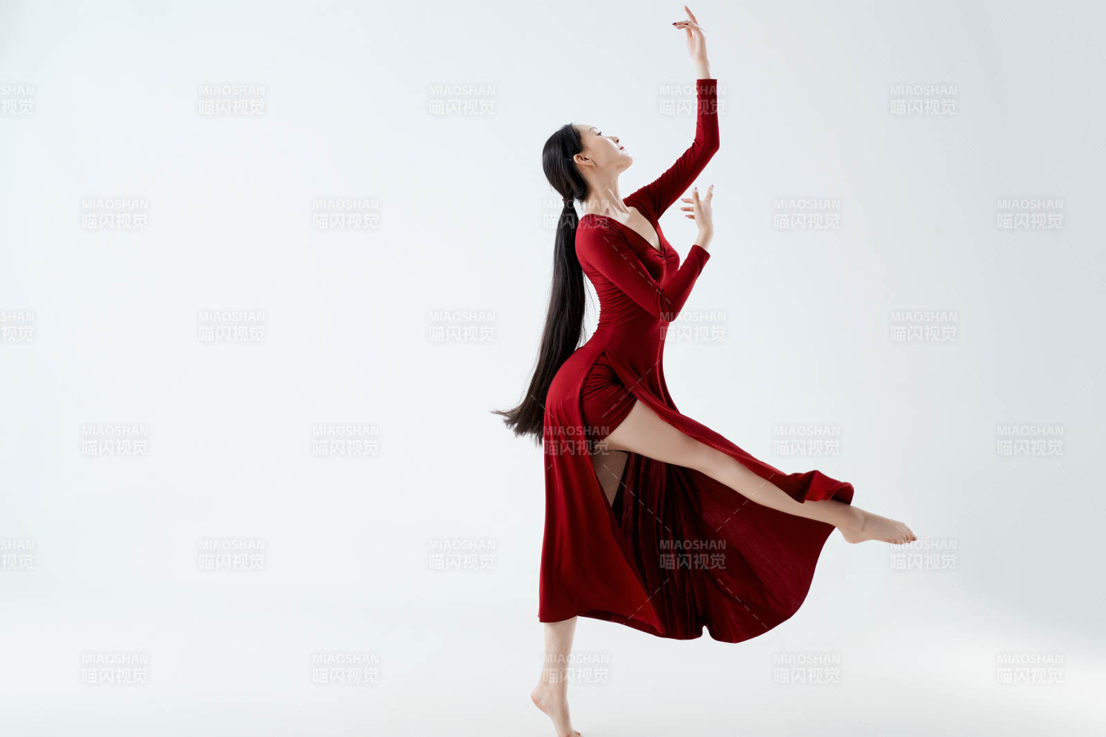 穿着红色长裙翩翩起舞的少女图片