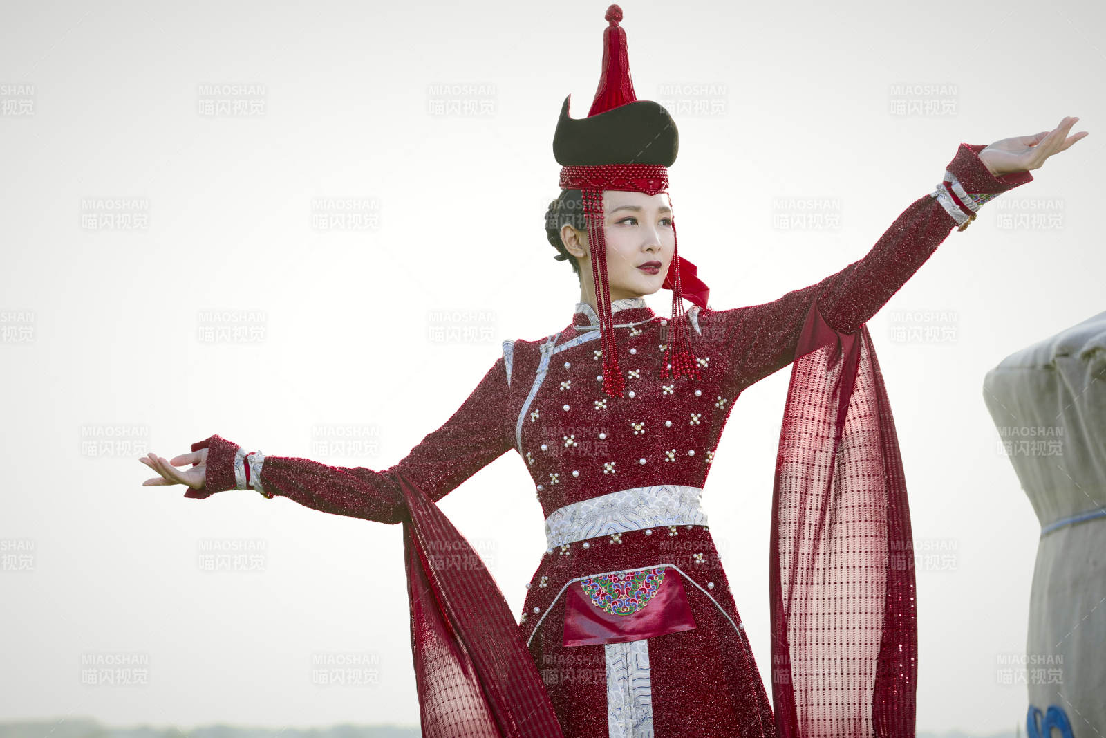 草原上穿着蒙古族传统服饰的亚洲年轻美少女图片