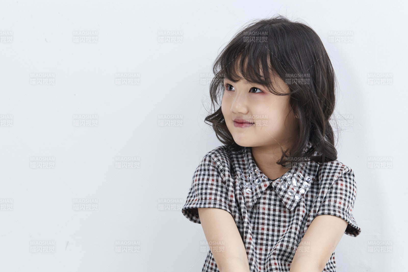 白色色背景的可爱的亚洲小女孩儿童图片