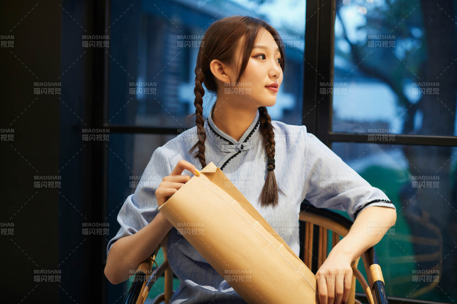 室内手拿老旧报纸的民国风少女图片