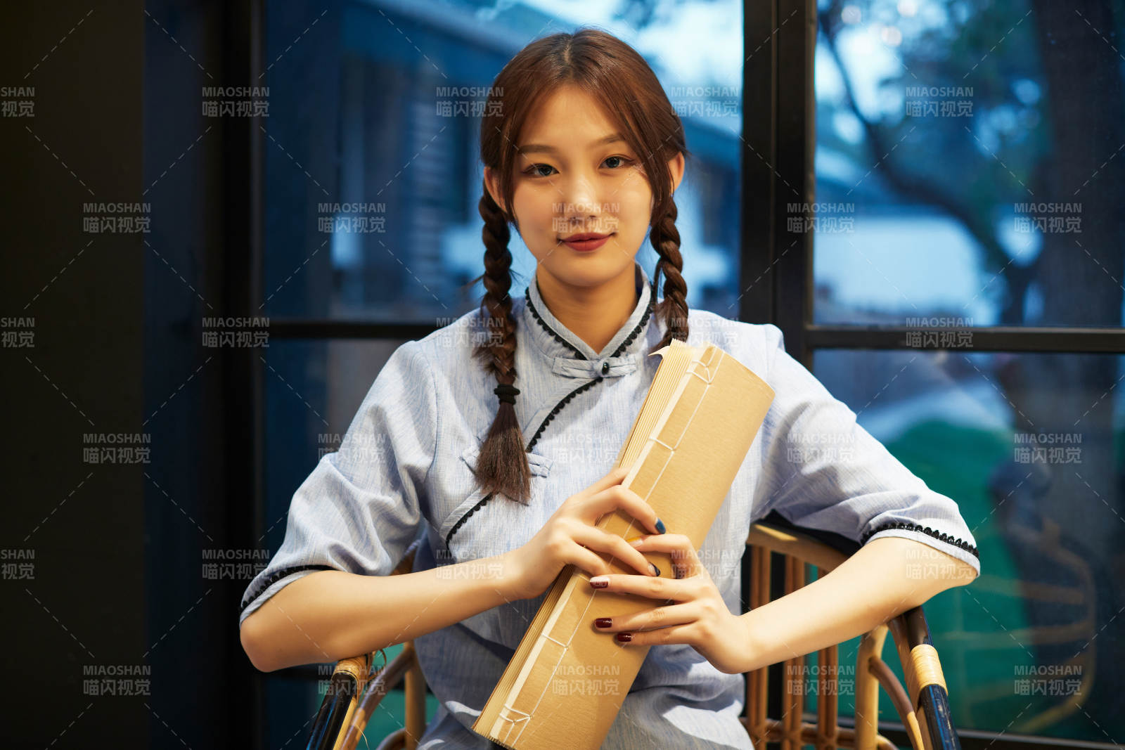 室内手拿老旧报纸的民国风少女图片