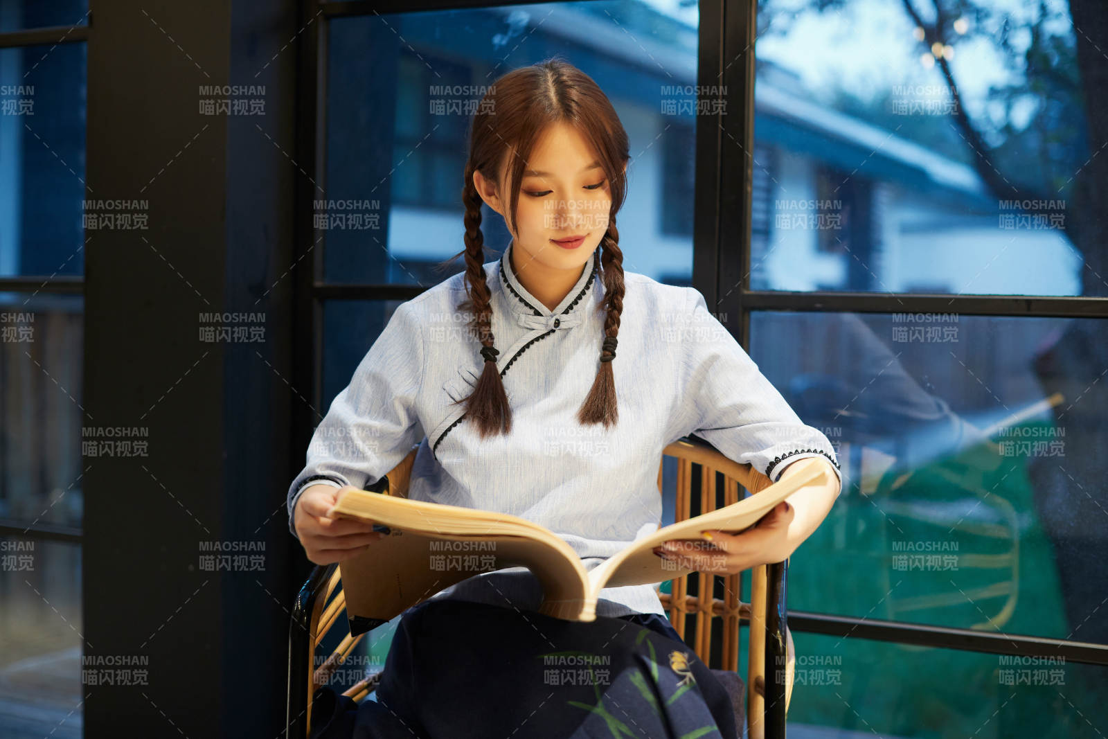 室内手拿老旧报纸的民国风少女图片