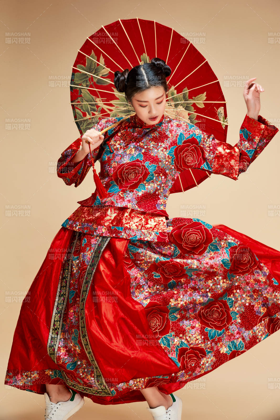 身穿中国秀禾服手撑油纸伞的亚洲女性模特图片