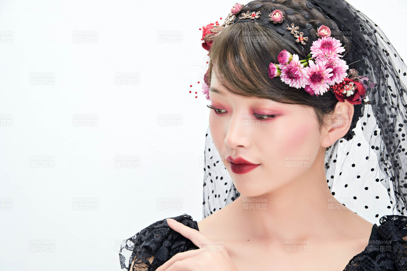 白色背景下的新娘彩妆美女人像图片