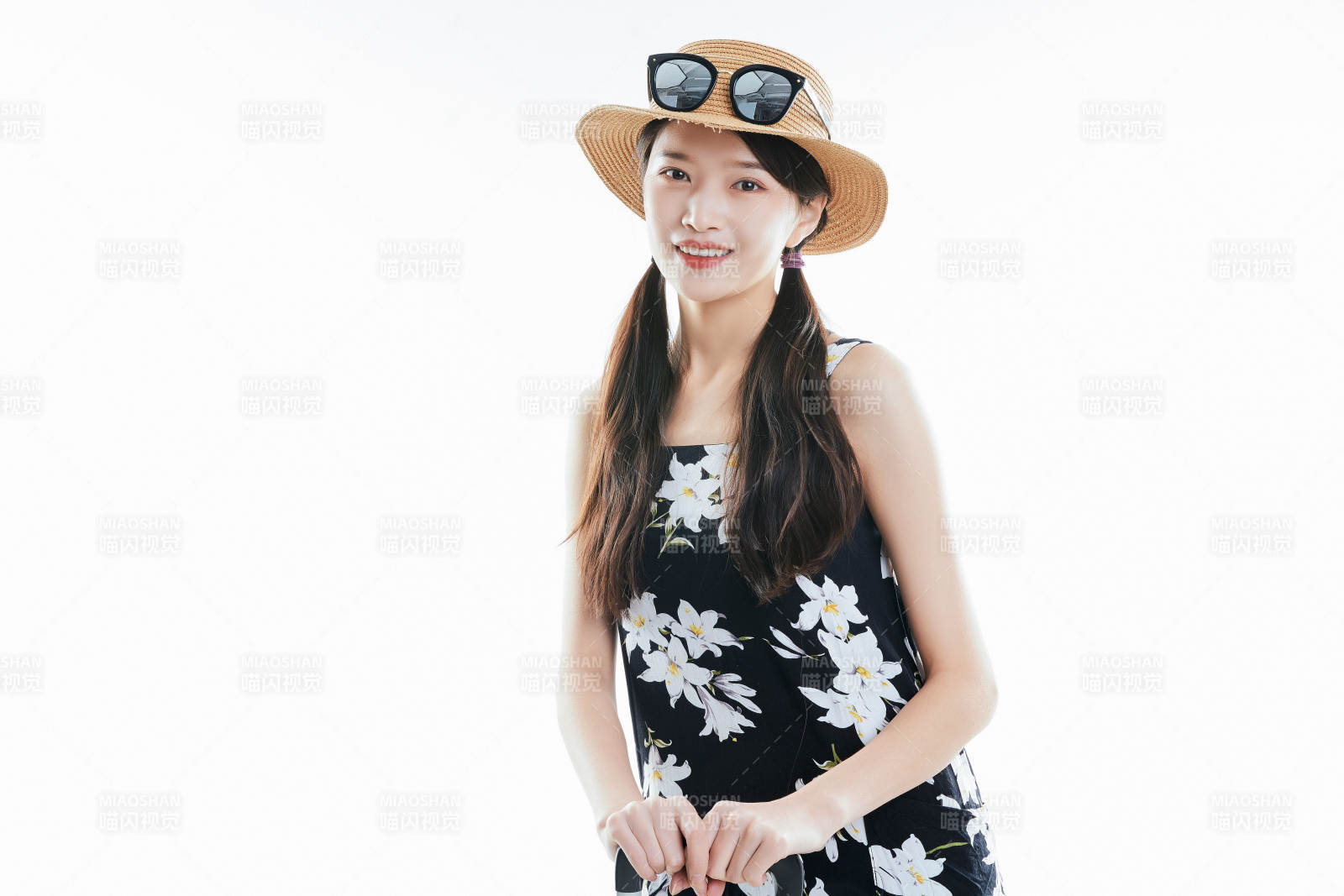 白色背景下准备出发旅行的美丽东方女大学生图片