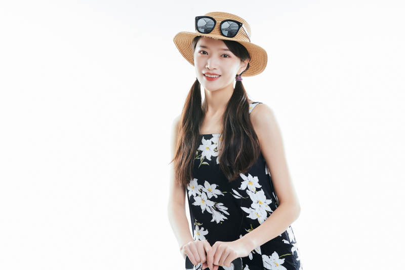 白色背景下准备出发旅行的美丽东方女大学生图片