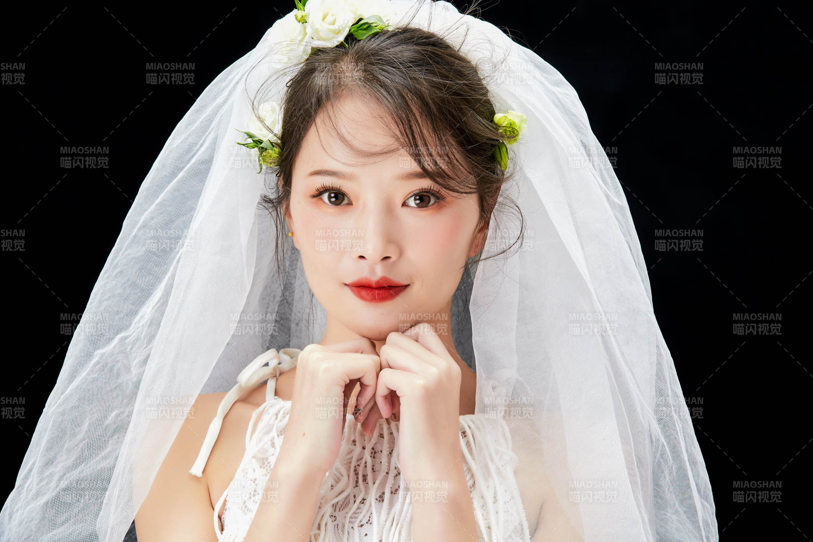 黑色背景下的美妆新娘彩妆人像图片