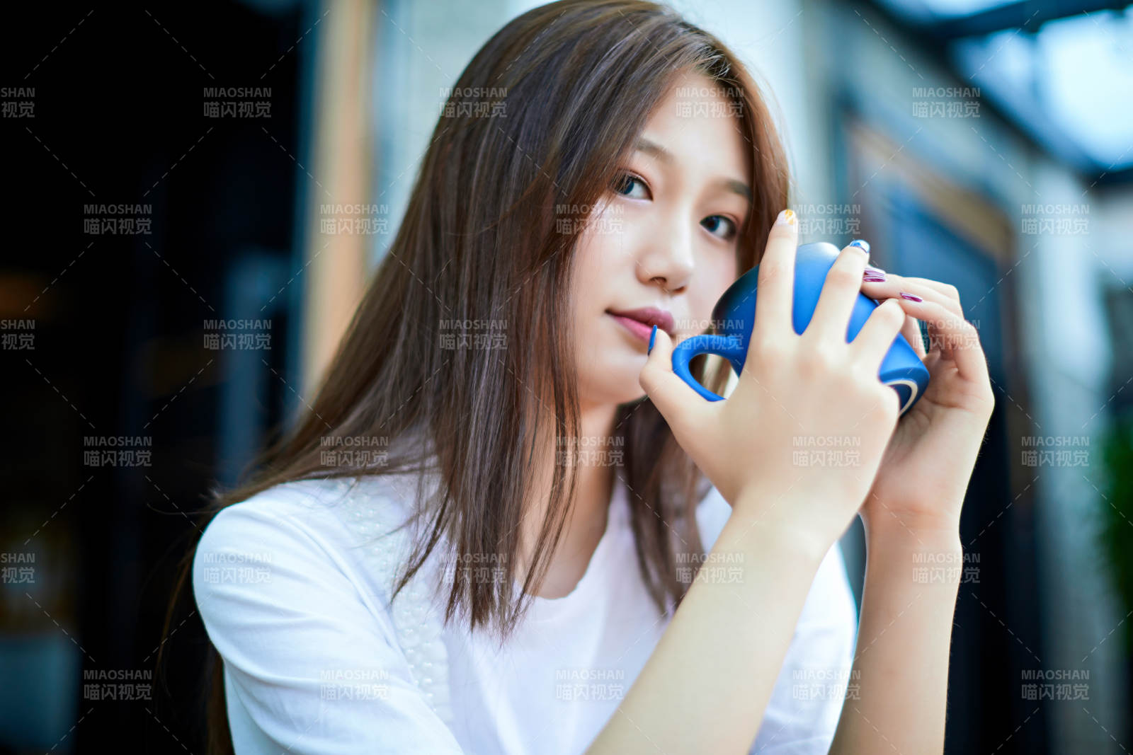 坐在咖啡图书馆吃东西的可爱少女图片