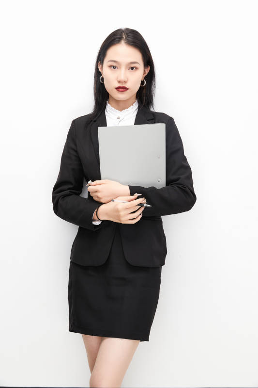身穿西服拿着文件夹的美丽商务女士图片