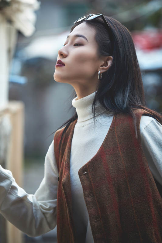 老旧城区里穿着复古港风的美丽清纯少女图片