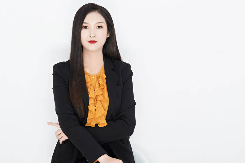 白色背景下的美丽商务女性肖像图片