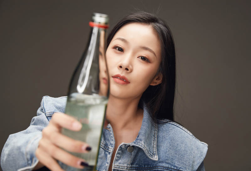 黑色背景里的亚洲美女面部特写医美整容图片