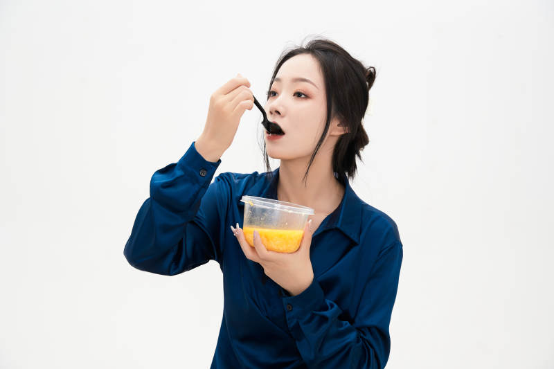 大吃特吃的亚洲可爱少女人像图片