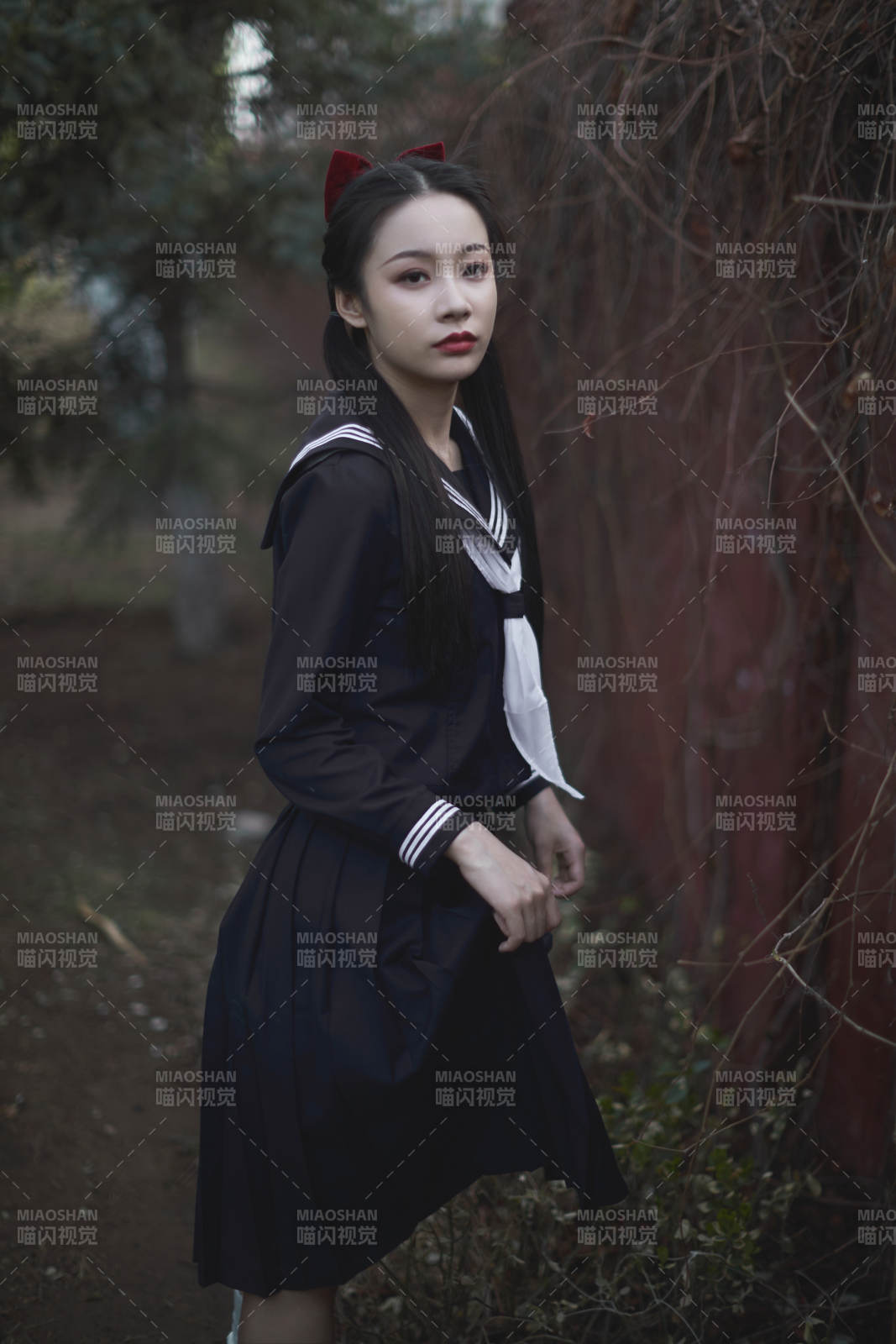 日系户外公园穿jk校服的少女图片