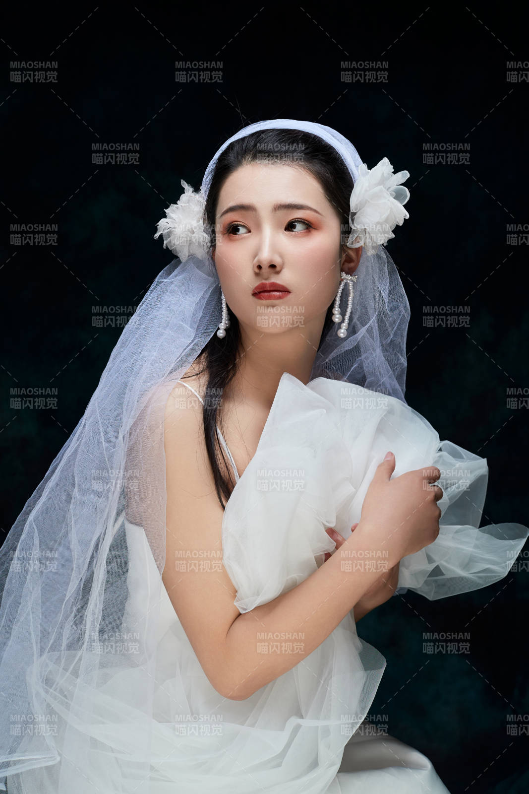 黑色背景下的女性复古婚纱妆面图片